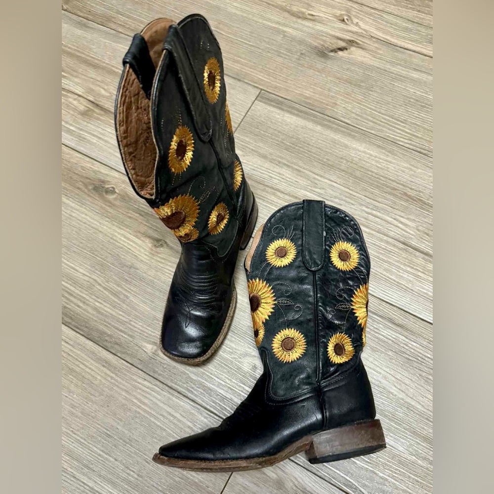 Vintage Tanner Mark Women’s Cowboy Boots with Sunflower Embroidery